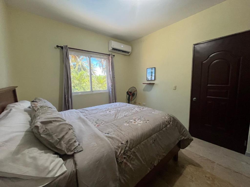 Letto o letti in una camera di Beach Apartment on Samana Bay with Pool, AC, Fast Wi-Fi, Walk to Beach & River, Whale Watching, Near Salto El Limón