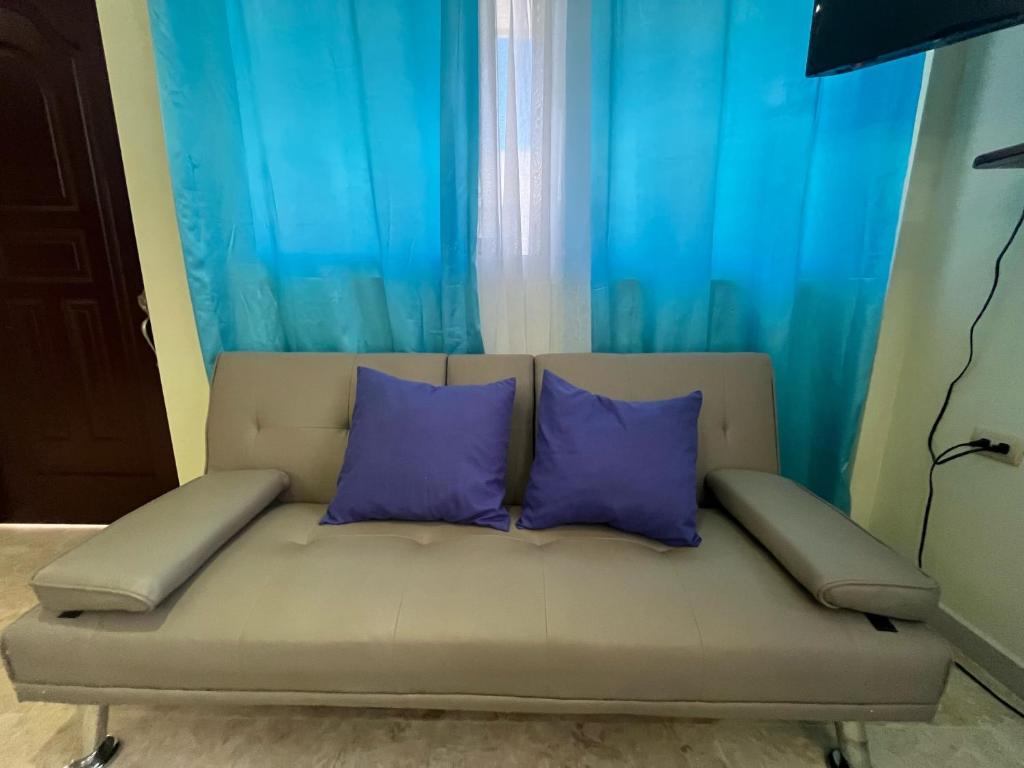 Area soggiorno di Beach Apartment on Samana Bay with Pool, AC, Fast Wi-Fi, Walk to Beach & River, Whale Watching, Near Salto El Limón
