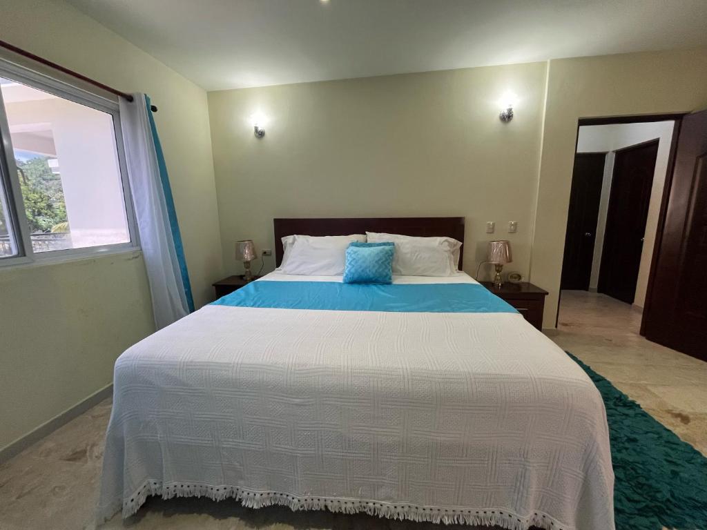 Letto o letti in una camera di Beach Apartment on Samana Bay with Pool, AC, Fast Wi-Fi, Walk to Beach & River, Whale Watching, Near Salto El Limón