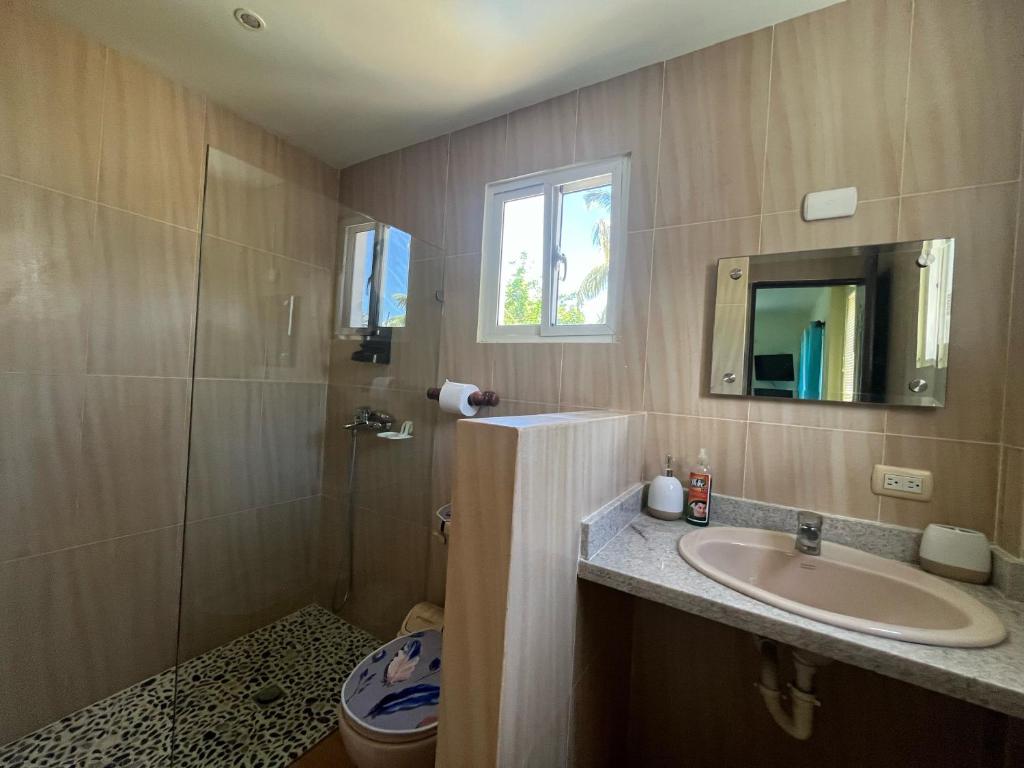 Bagno di Beach Apartment on Samana Bay with Pool, AC, Fast Wi-Fi, Walk to Beach & River, Whale Watching, Near Salto El Limón