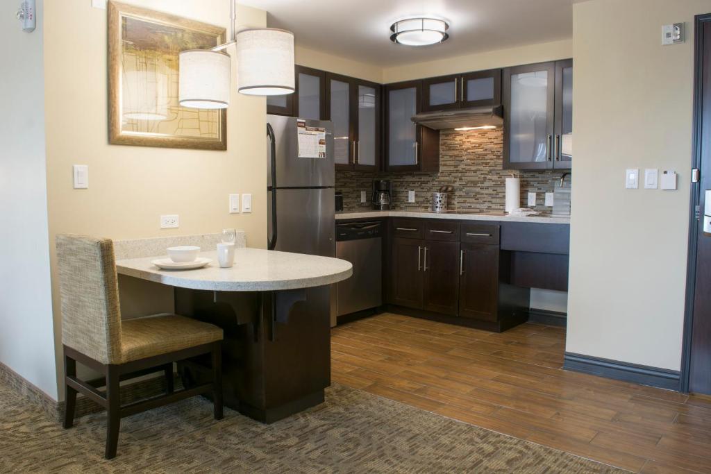 Kuchyň nebo kuchyňský kout v ubytování Staybridge Suites Chihuahua by IHG