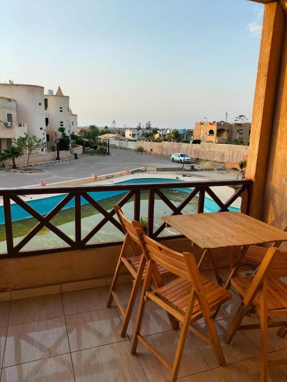 Πισίνα στο ή κοντά στο شاليه للايجار بقرية ديمورا