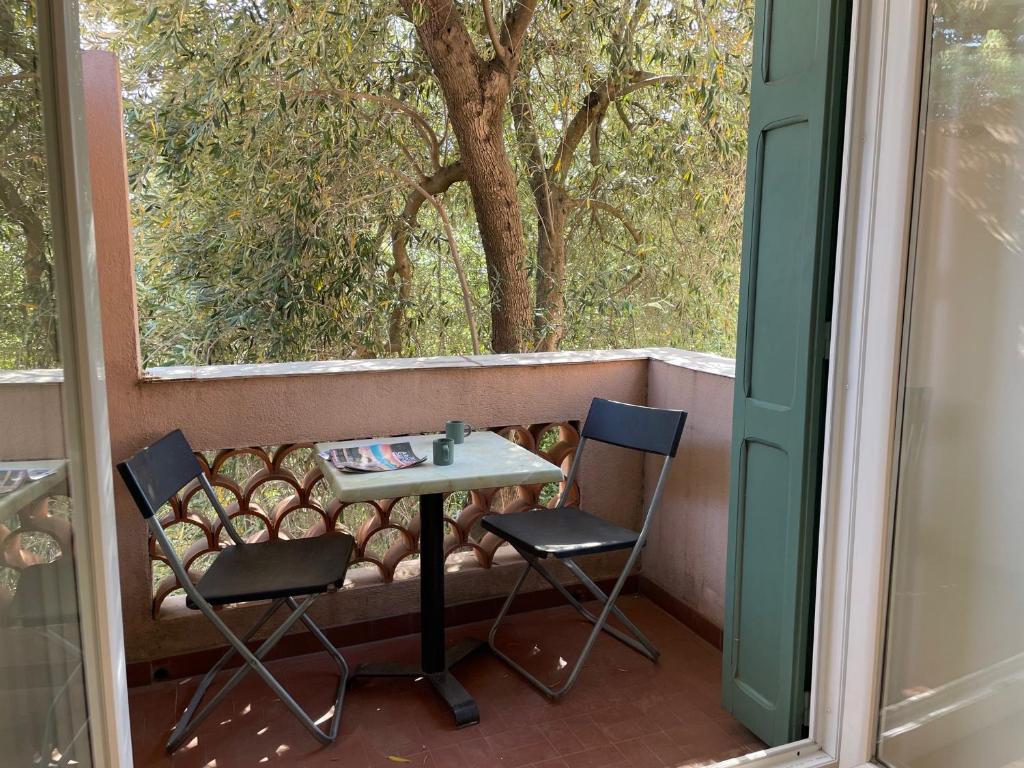 d'un balcon avec une table et des chaises et un canapé. dans l'établissement Appartement T2 rénové, climatisé, Wi-Fi, à 300m de la plage et proche commerces - Argelès-sur-Mer - FR-1-309-446, à Argelès-sur-Mer