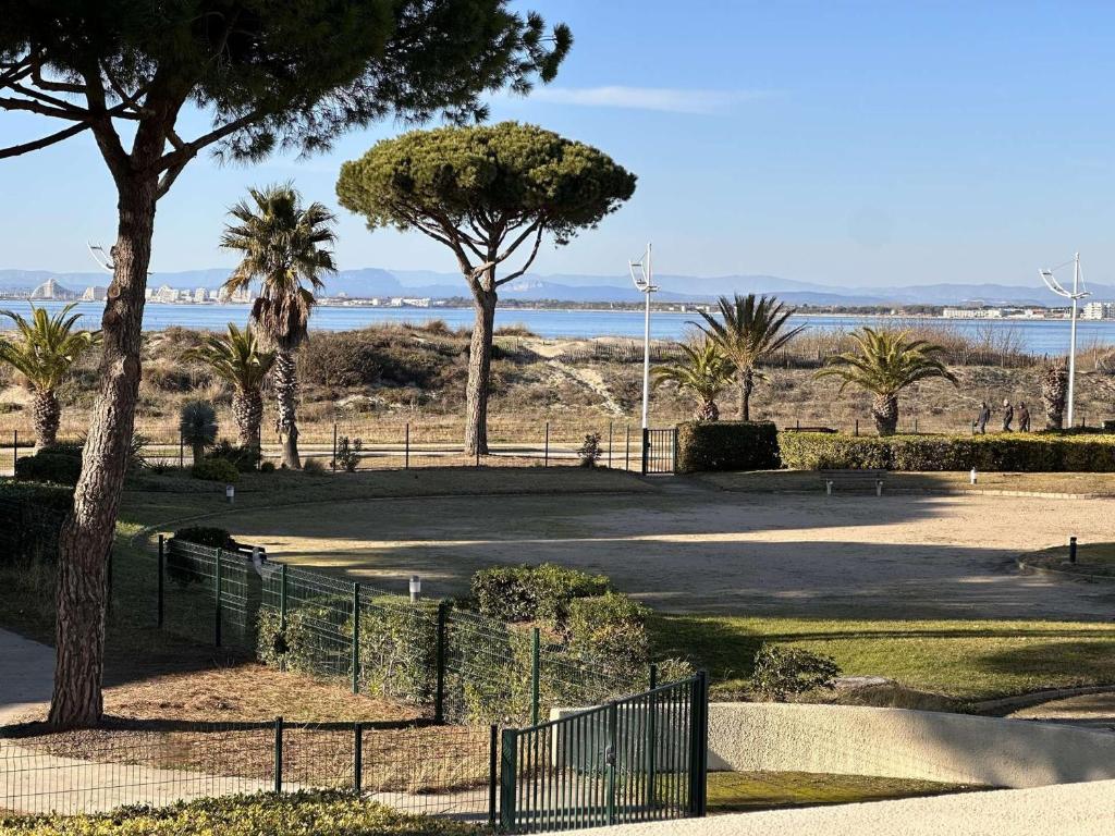 Photo de la galerie de l'établissement Appartement 2 Pièces avec Terrasse, Parking Privé - FR-1-731-90, au Grau-du-Roi