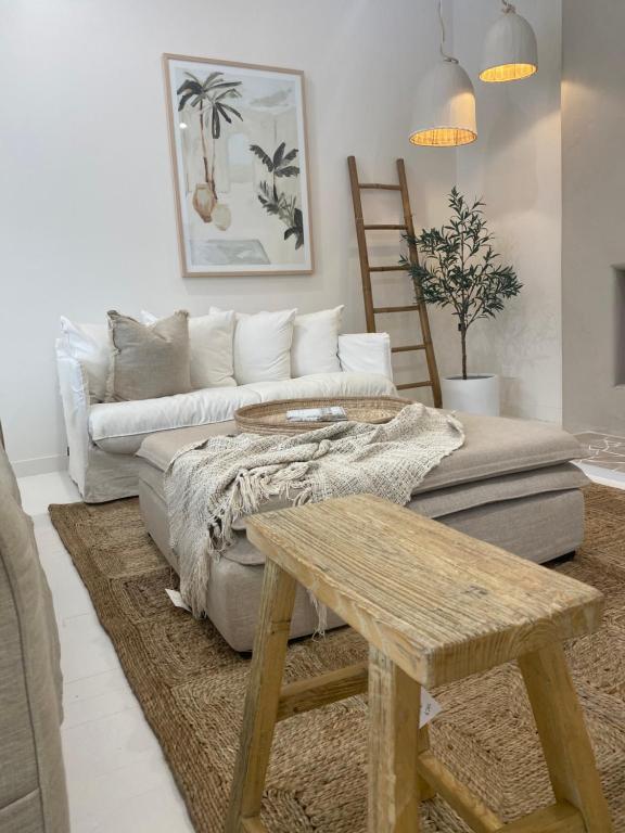 图克雷HOME ByCoastalRoad的带沙发和桌子的客厅
