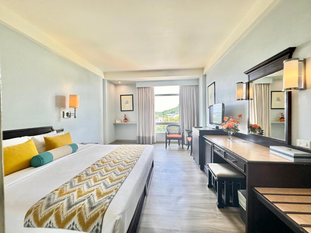 Uma cama ou camas num quarto em Phuket Merlin Hotel