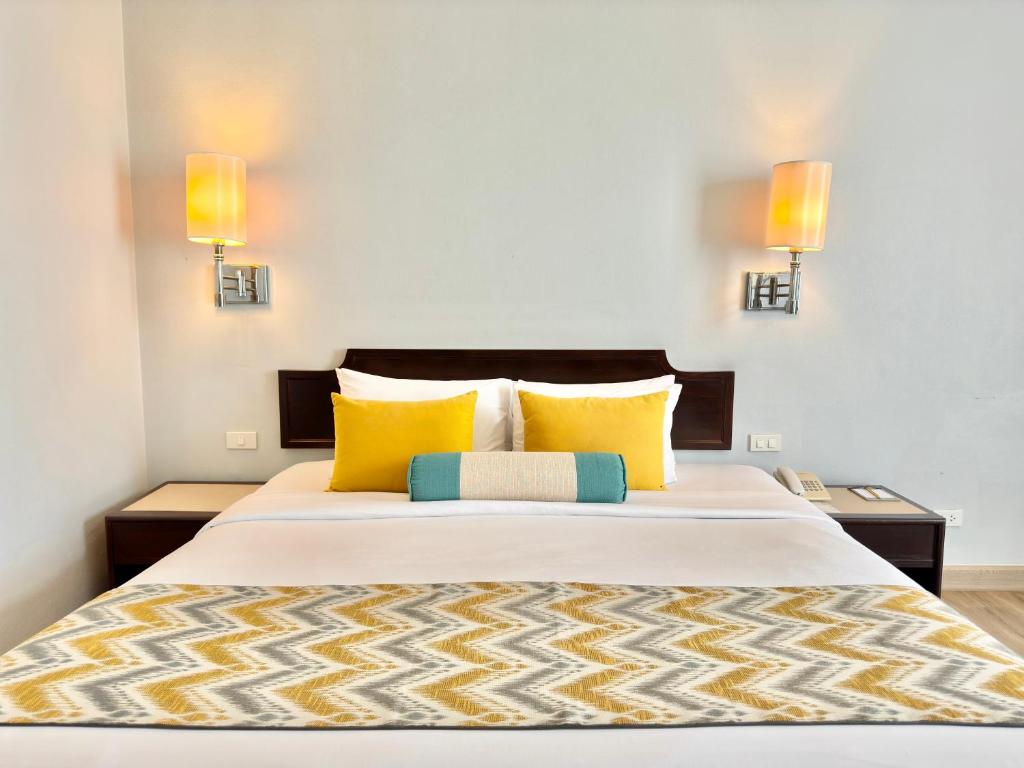 Uma cama ou camas num quarto em Phuket Merlin Hotel