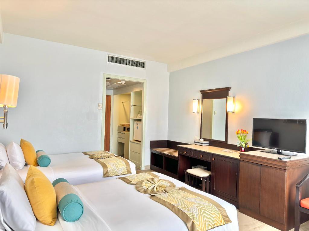 Uma cama ou camas num quarto em Phuket Merlin Hotel