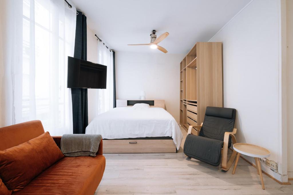 Katil atau katil-katil dalam bilik di Cosy Studio Apartment - Bastille