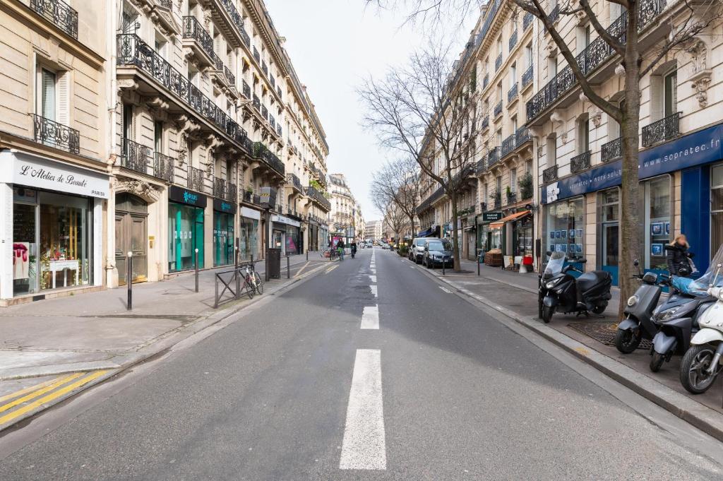 Photo de la galerie de l'établissement Spacious and Elegant 3BD ApartmentRochechouart, à Paris