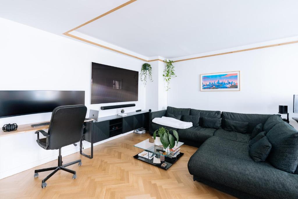 un salon avec un canapé et une télévision dans l'établissement Le Marais - Modern design apartment, à Paris