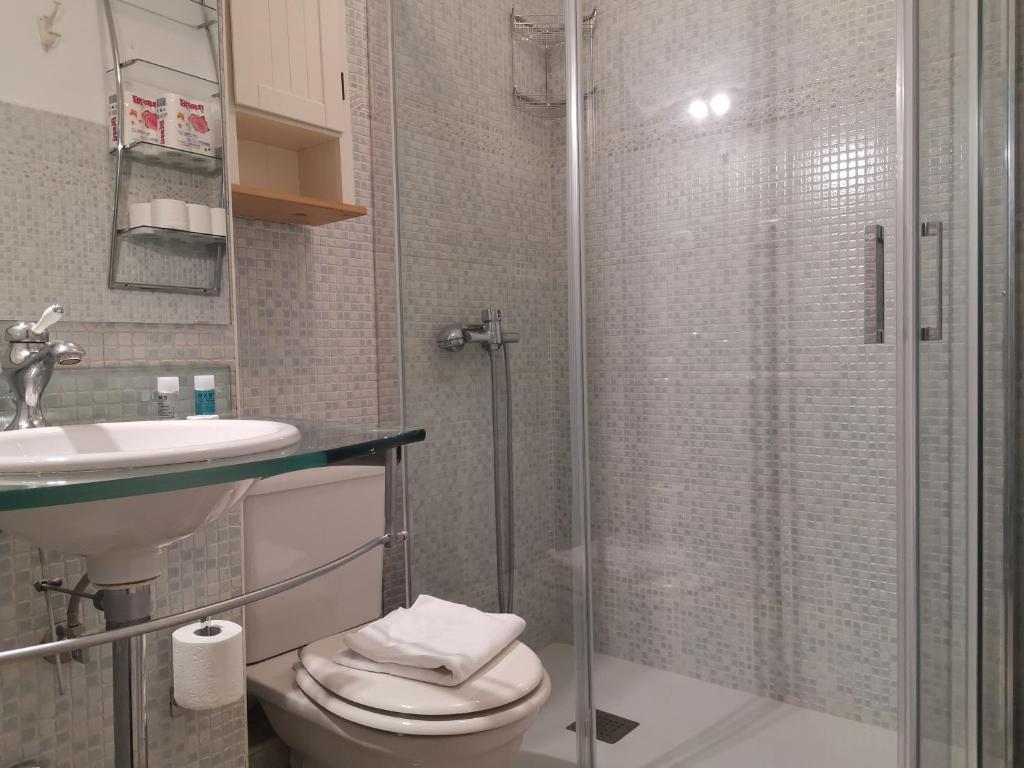 Koupelna v ubytování Cozy 2 Bedroom Apartment in Barrio de Salamanca