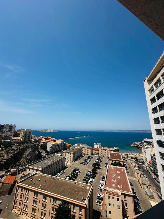 Vue sur une ville avec l'océan en arrière-plan dans l'établissement La plage, à Marseille