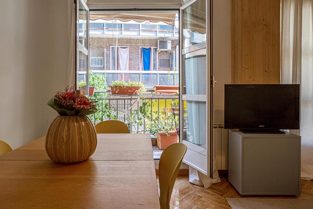TV a/nebo společenská místnost v ubytování Cute 1 Bedroom Apartment with a balcony