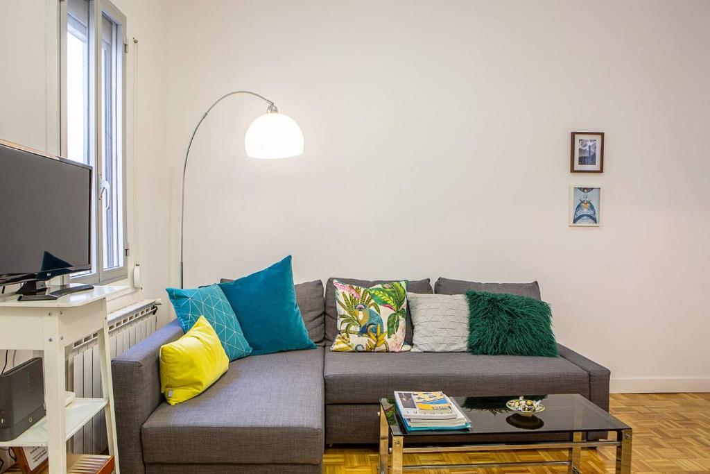 Zdjęcie z galerii obiektu Lovely and Chic 1 Bedroom Apartment next to Atocha w Madrycie