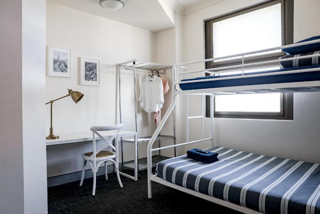 Postel nebo postele na pokoji v ubytování Wake Up! Sydney Central