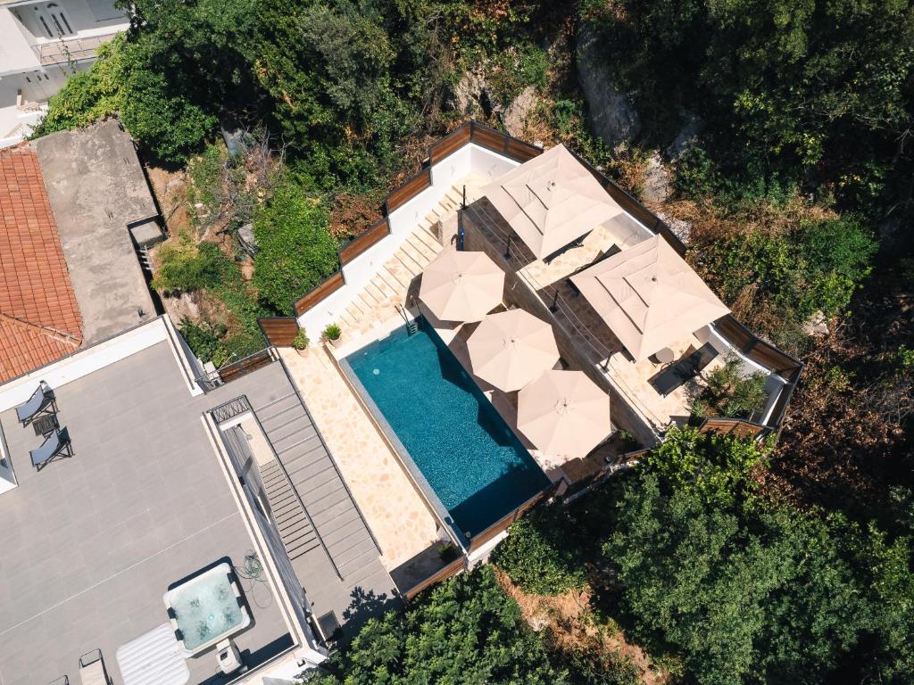 an overhead view of a house with a swimming pool at Casa Bianca & Spa in Ulcinj