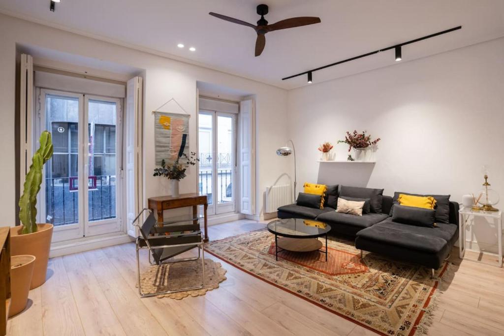 Posezení v ubytování Stylish 2 Bedroom Apartment in the Heart of Madrid