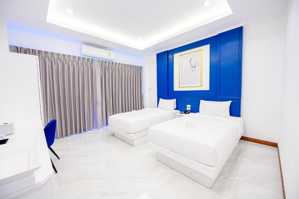 Postel nebo postele na pokoji v ubytování Marble Arch De Loei Hotel