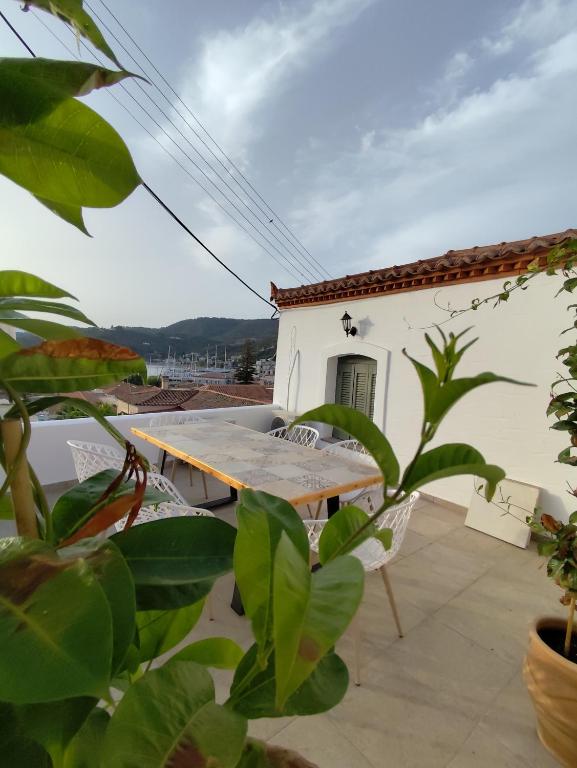a table on the balcony of a house at Xasteria apartment Ξαστεριά in Poros