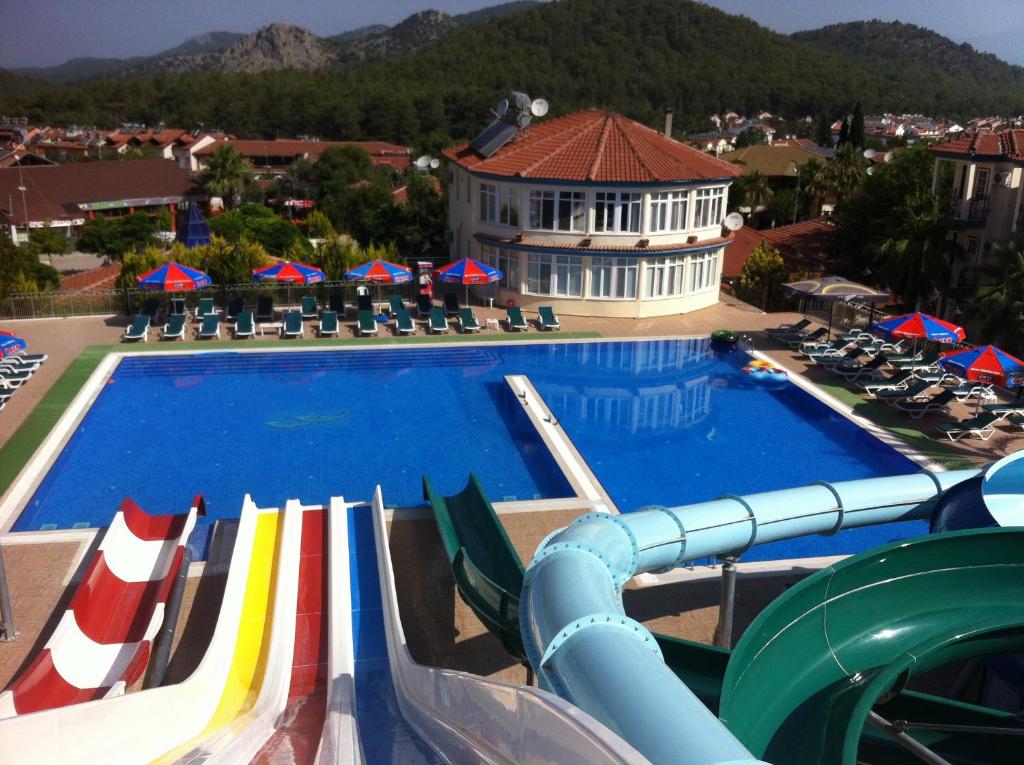 una gran piscina con un tobogán de agua en un complejo en Gürol Apart, en Fethiye