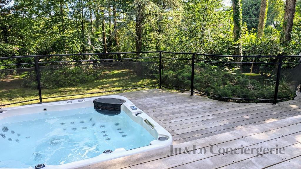 jacuzzi na drewnianym tarasie w obiekcie Villa Nature Salle de Sport Jacuzzi w mieście Saint-Jean-la-Poterie