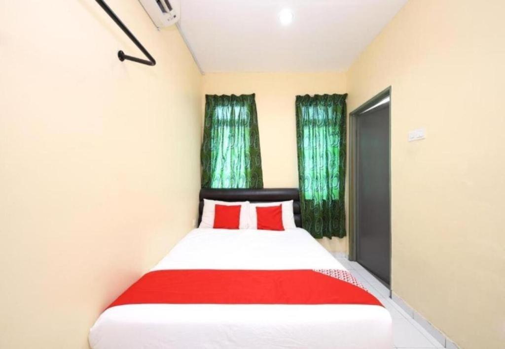 Postel nebo postele na pokoji v ubytování Hotel Iskandar Perak