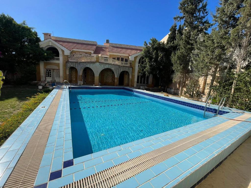Sundlaugin á فيلا عائلات فقط Families only - سيدى كرير Sidi Krir - خارج القرى السياحية Outside tourist villages- حديقة خاصة مستقله ومسبح خاص مشترك Private Garden-Shared Pool eða í nágrenninu