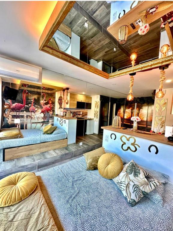 - une chambre avec 2 lits et des oreillers au sol dans l'établissement Naturiste Cap d'Agde Port Nature 90, au Cap d'Agde