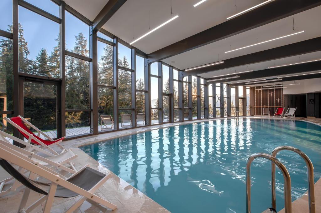 Bazén v ubytování Altezza - Arc 1800 Hotel & Spa - ex Mercure nebo v jeho okolí