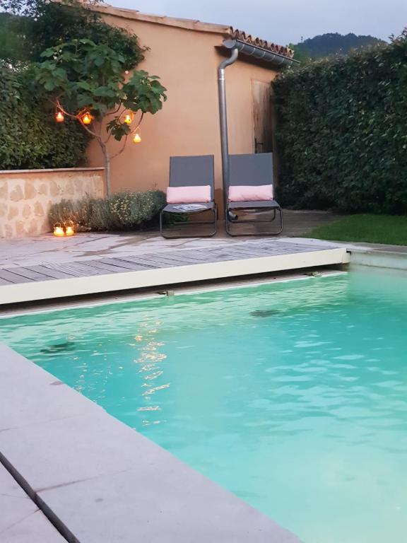 deux chaises assises à côté d'une piscine dans l'établissement Villa Ventoux - Luxe in Provence met zwembad 8p, à Malaucène