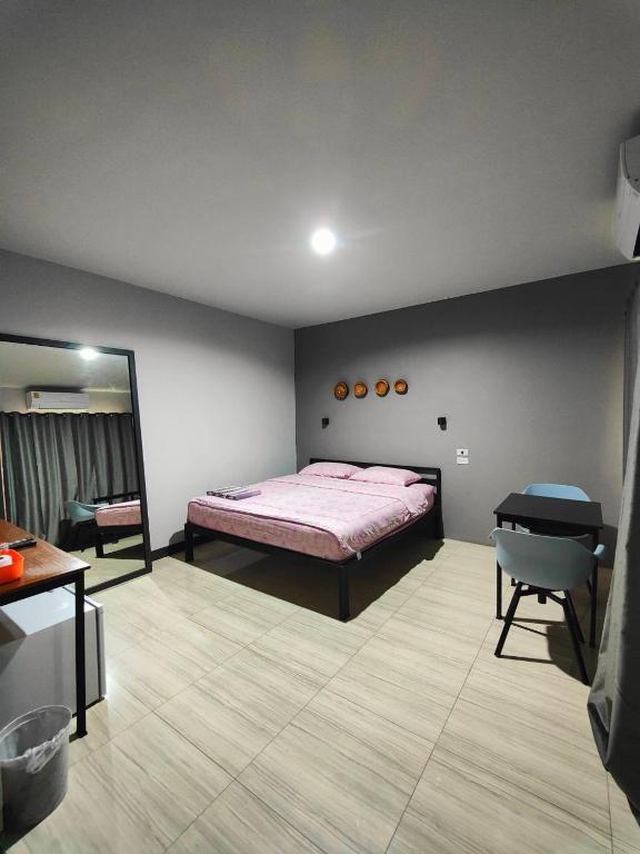 Postel nebo postele na pokoji v ubytování Sleep@819 รีสอร์ท