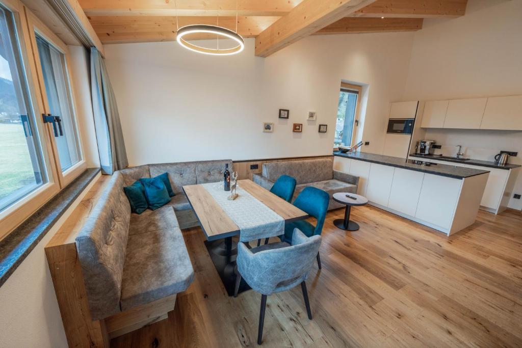 Posezení v ubytování Ferienwohnungen Karlingerhof am See
