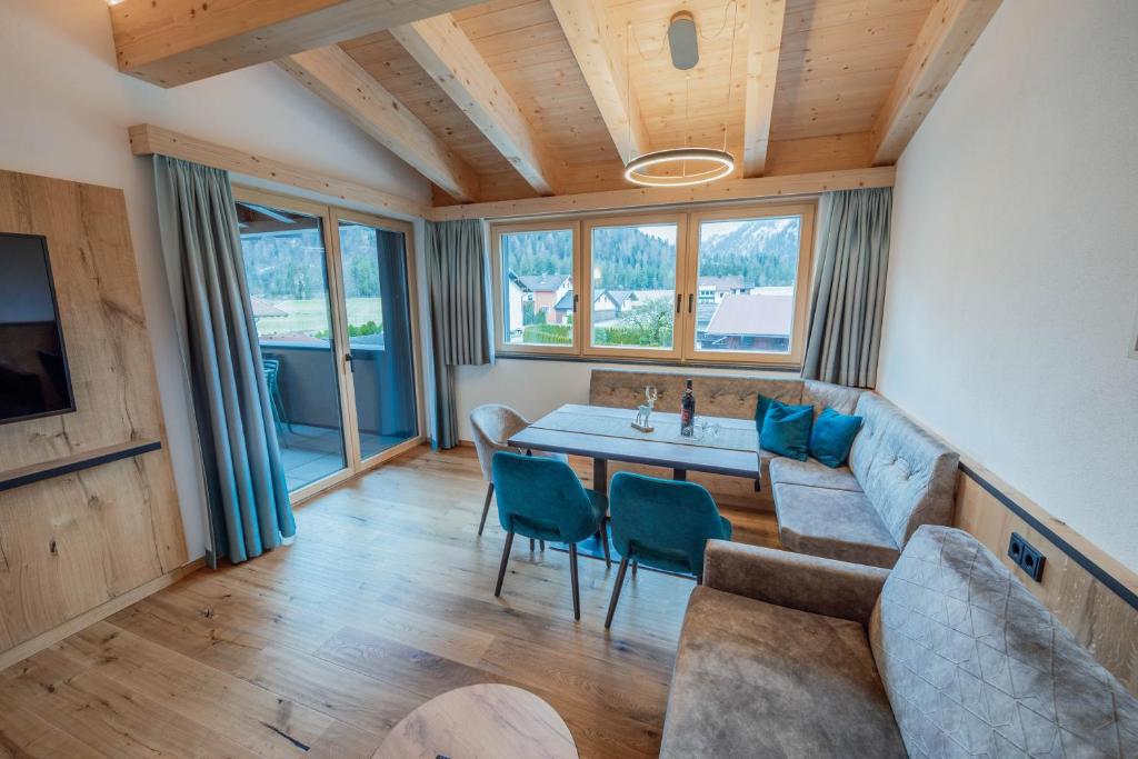 Posezení v ubytování Ferienwohnungen Karlingerhof am See