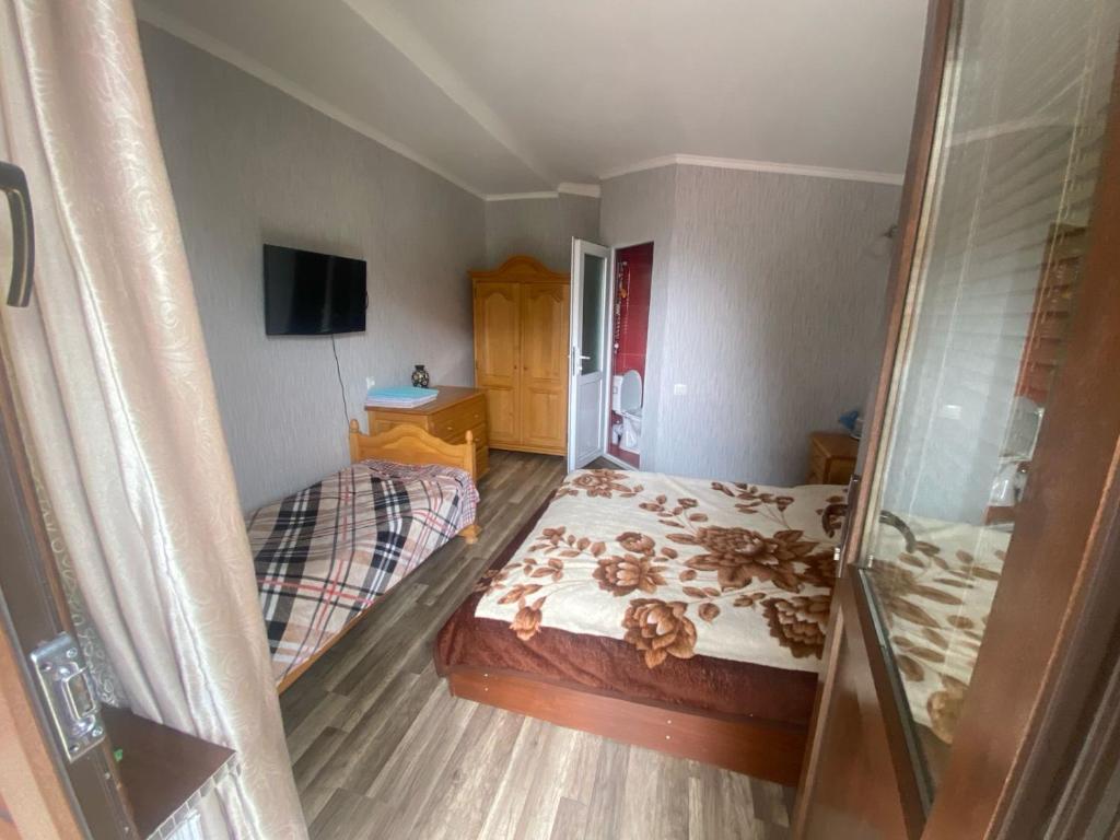 Llit o llits en una habitació de Archil and Nino Gigauri Guest House