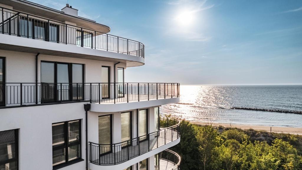 ダルウフコにあるPorto Mare, Sun & Snowの海を見渡すバルコニー付きの建物