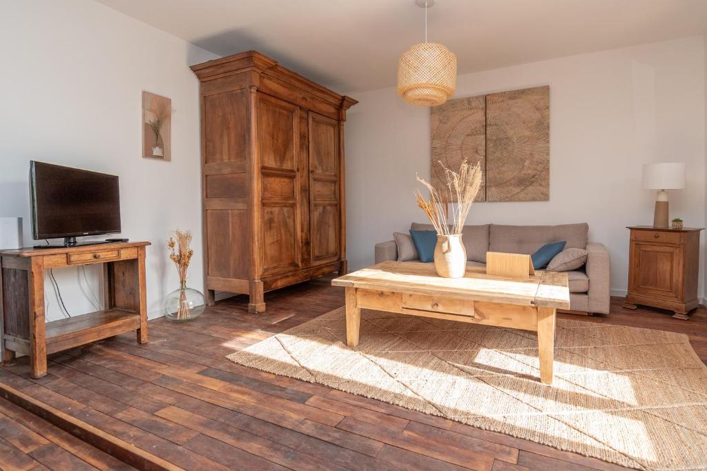シャロン・シュル・ソーヌにあるL'appartement de Marie - Appt avec terrasseのソファとコーヒーテーブルのあるリビングルーム