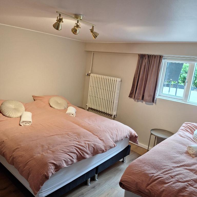 Rúm í herbergi á Singasteinn guesthouse