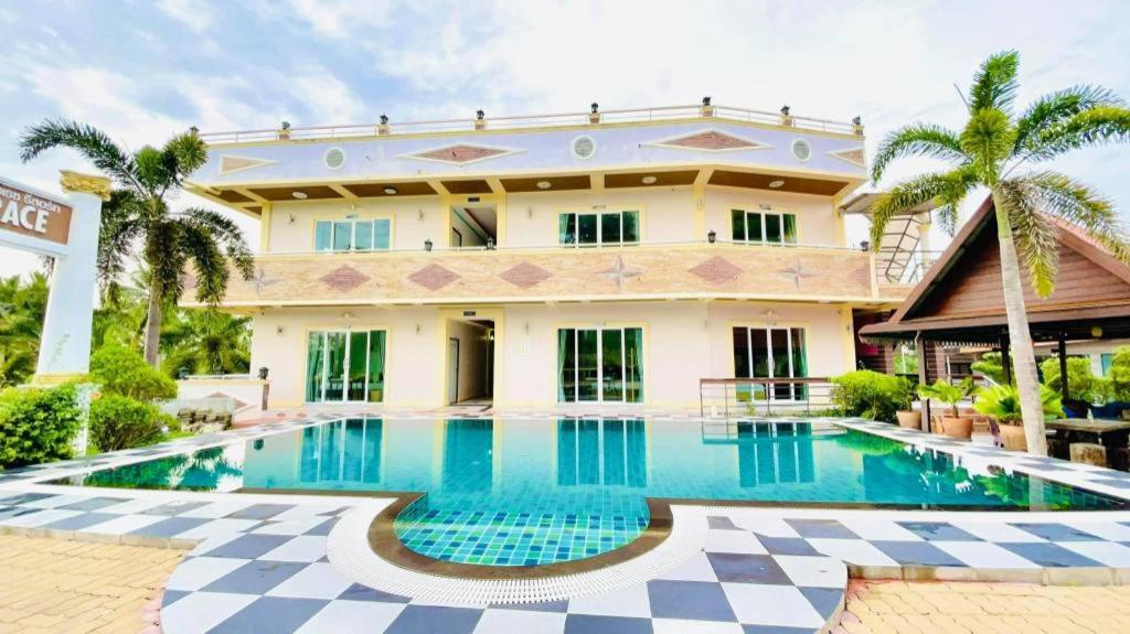 una piscina davanti a una casa di Lake Terrace Resort a Satun