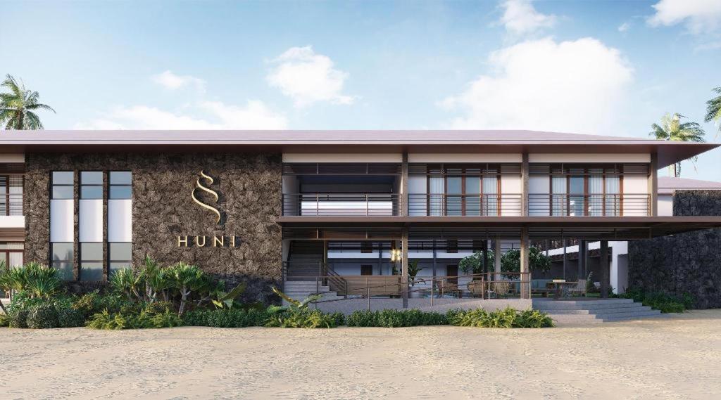 een gebouw met het Hilton bord erop bij HUNI LIO in El Nido Airport