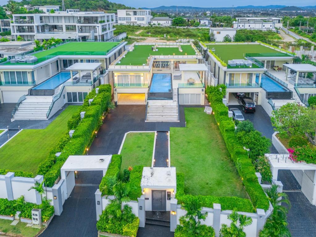 an aerial view of the courtyard of a building at 芭堤雅最豪华的别墅十卧室十二卫生间 in Nong Prue