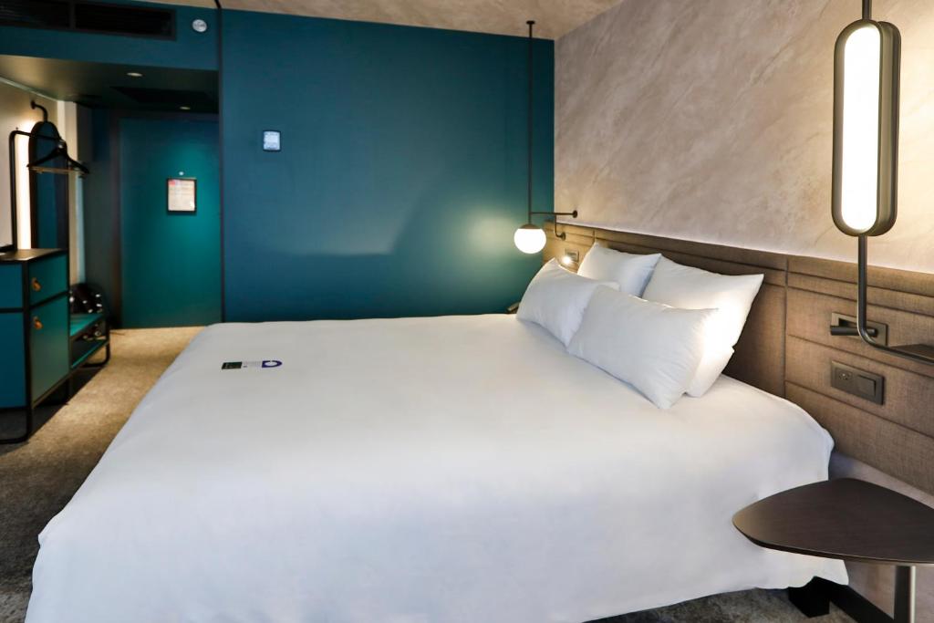 Postel nebo postele na pokoji v ubytování Novotel Praha Wenceslas Square