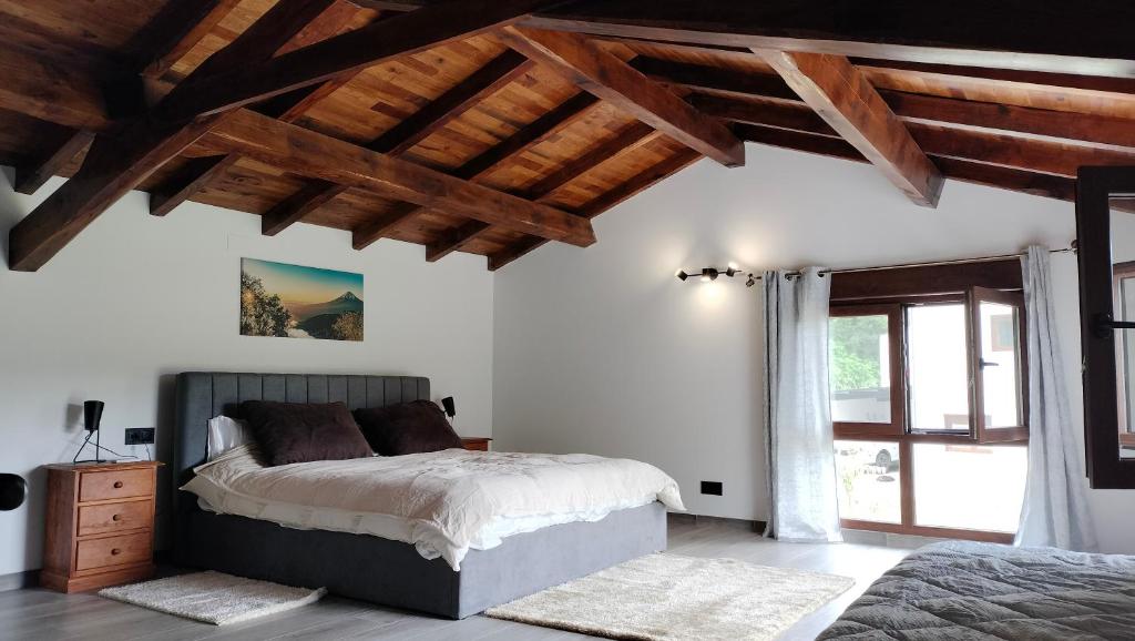 a bedroom with a bed and a wooden ceiling at Val de ver in Pol