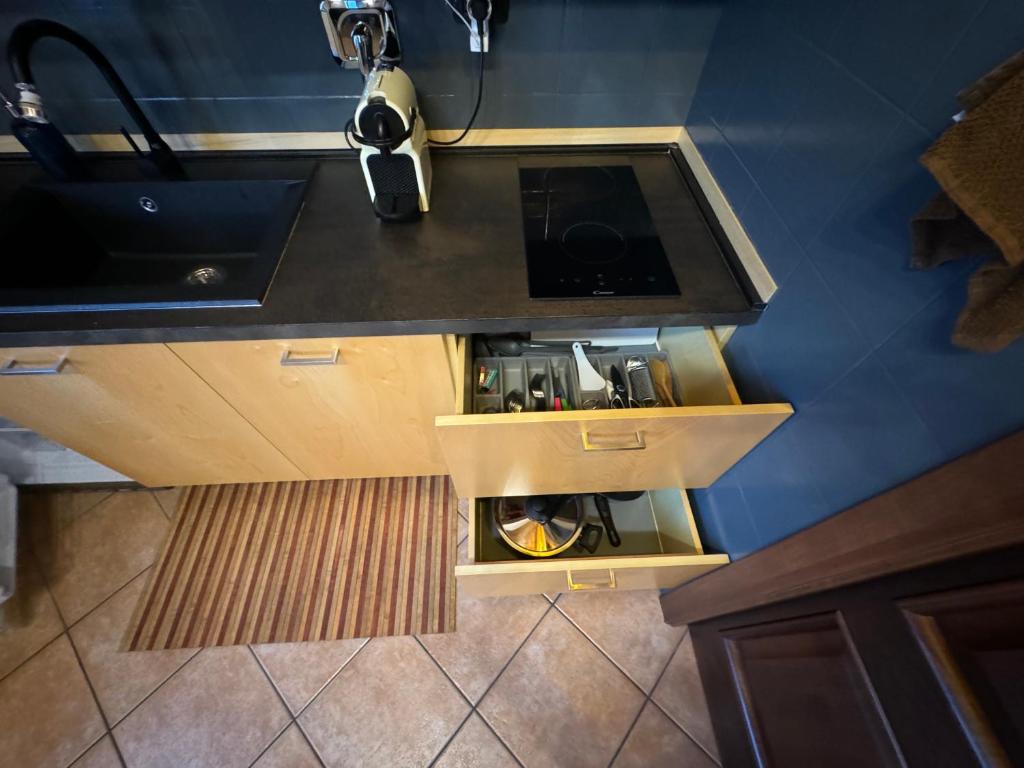 Kuchyň nebo kuchyňský kout v ubytování Stea monolocale loft in villa