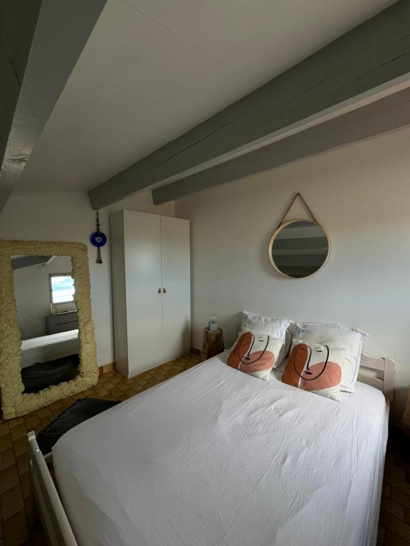 une chambre avec un lit avec deux paires de chaussures dessus dans l'établissement Location à la semaine bel appartement Cap D agde, au Cap d'Agde