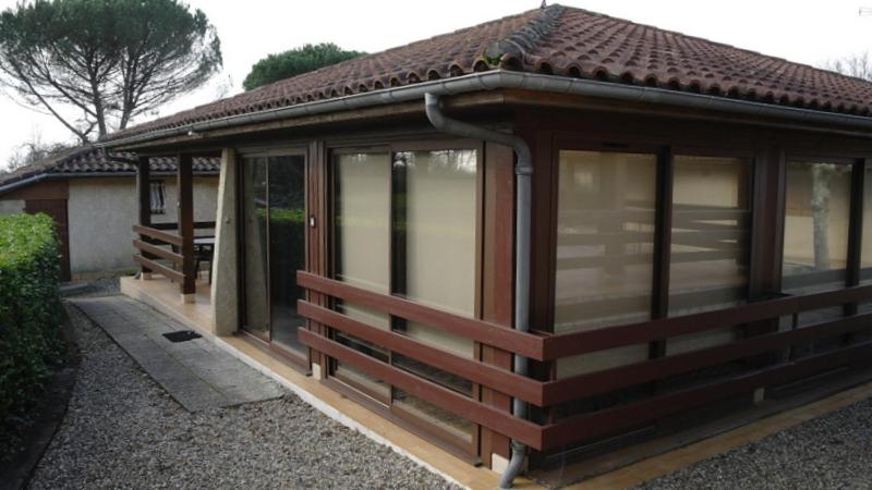 une petite maison avec des fenêtres et un toit dans l'établissement Clairière, à Cazaubon