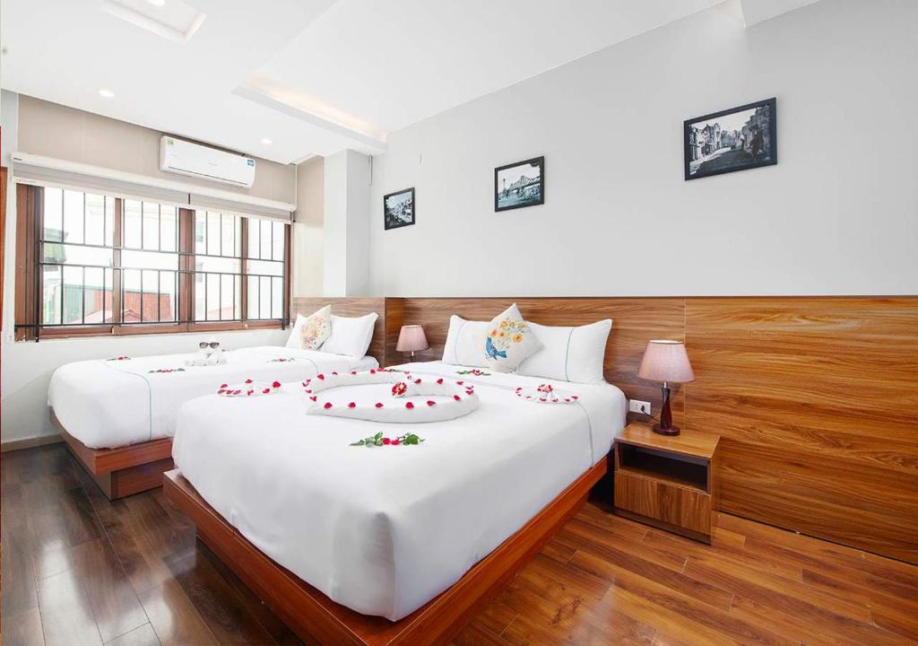 Postel nebo postele na pokoji v ubytování Hanoi Old Quarter Hotel