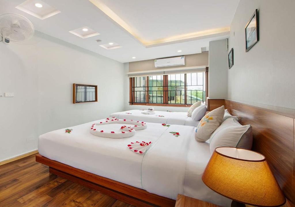 Postel nebo postele na pokoji v ubytování Hanoi Old Quarter Hotel