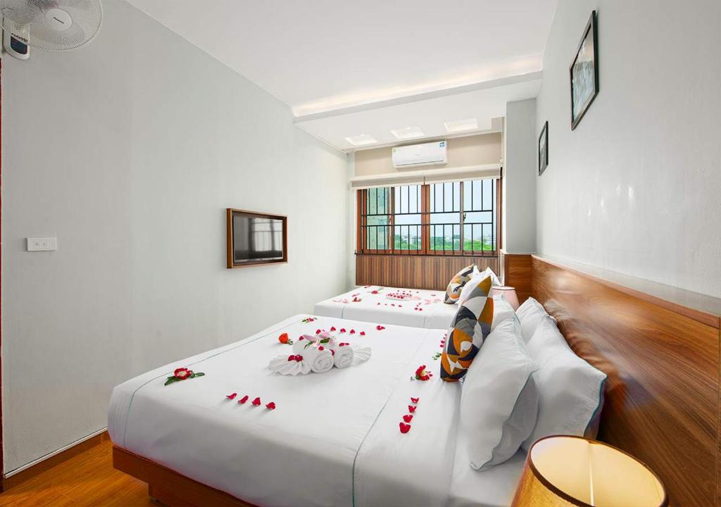 Postel nebo postele na pokoji v ubytování Hanoi Old Quarter Hotel