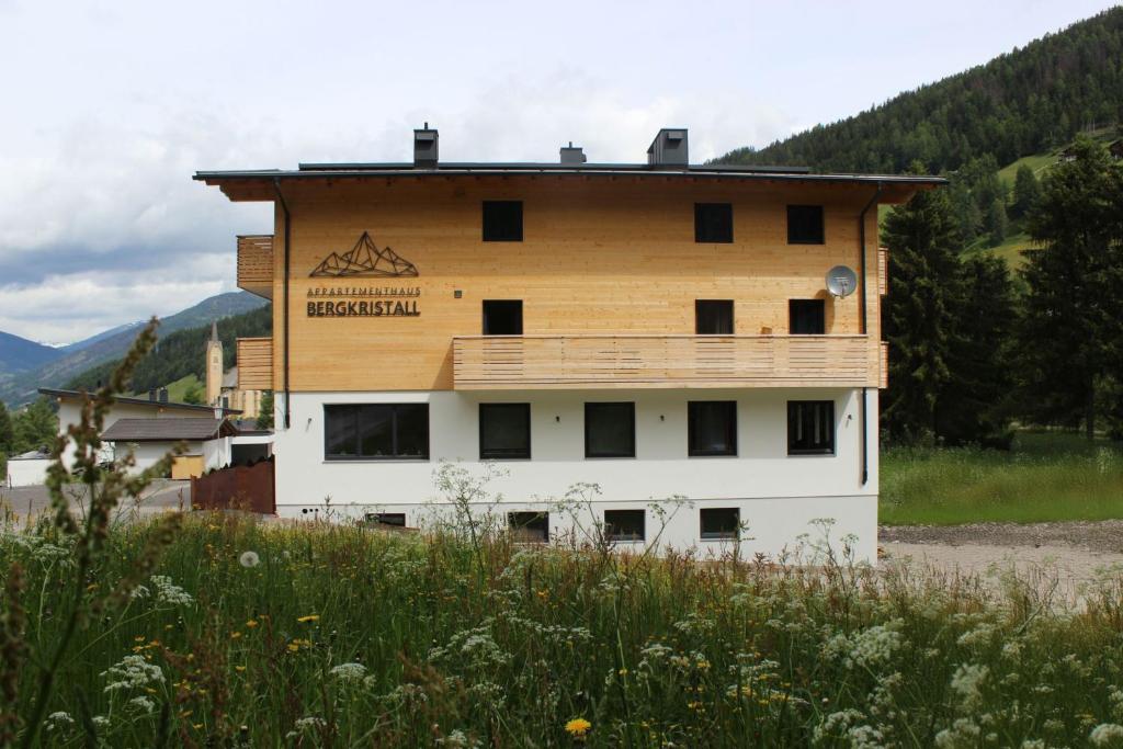 Nespecifikovaný výhled na hory nebo výhled na hory při pohledu z aparthotelu